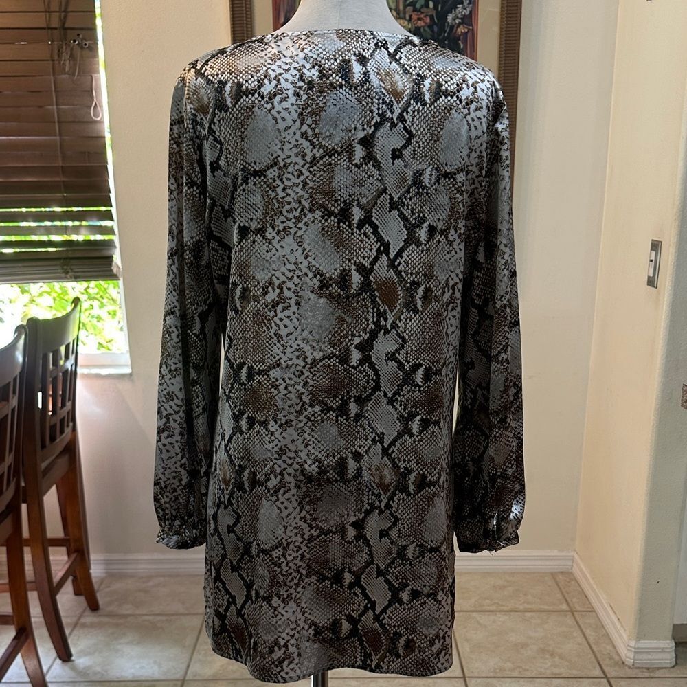 Chico’s Silver/Bronze Snake Print Sateen Long Sleeve Tunic Size 1-Medium - Picture 11 of 14